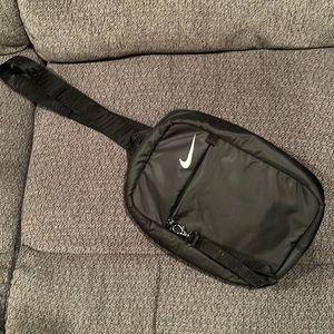 Pre-Owned Nike Sportswear Essentials Crossbody Bag